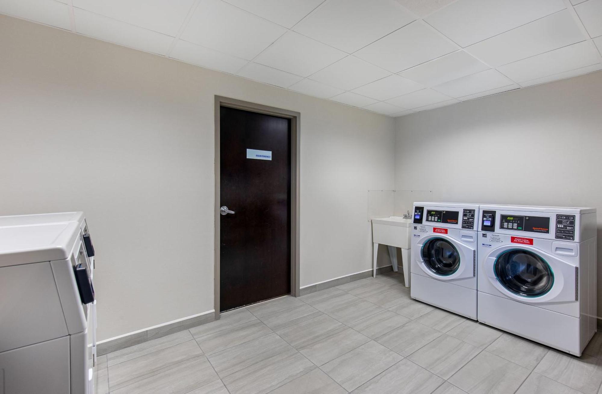 Holiday Inn Express & Suites - Cleveland Northwest By Ihg Екстериор снимка