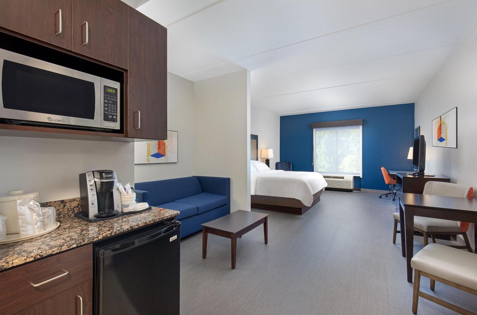 Holiday Inn Express & Suites - Cleveland Northwest By Ihg Екстериор снимка