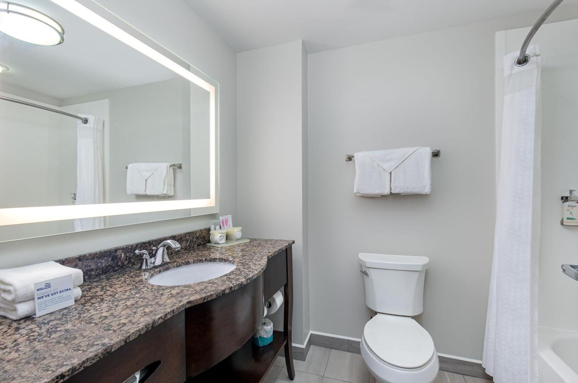 Holiday Inn Express & Suites - Cleveland Northwest By Ihg Екстериор снимка