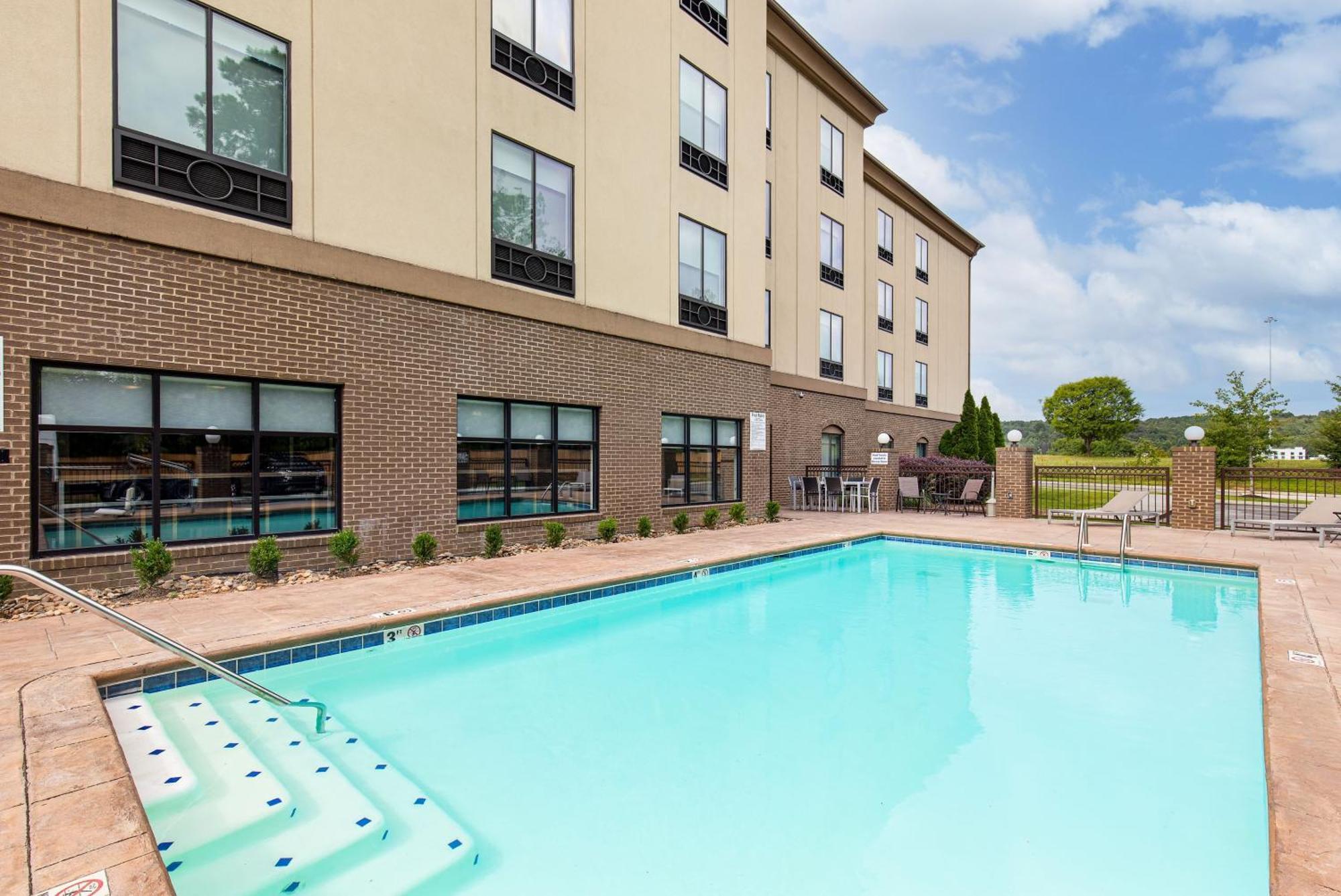Holiday Inn Express & Suites - Cleveland Northwest By Ihg Екстериор снимка