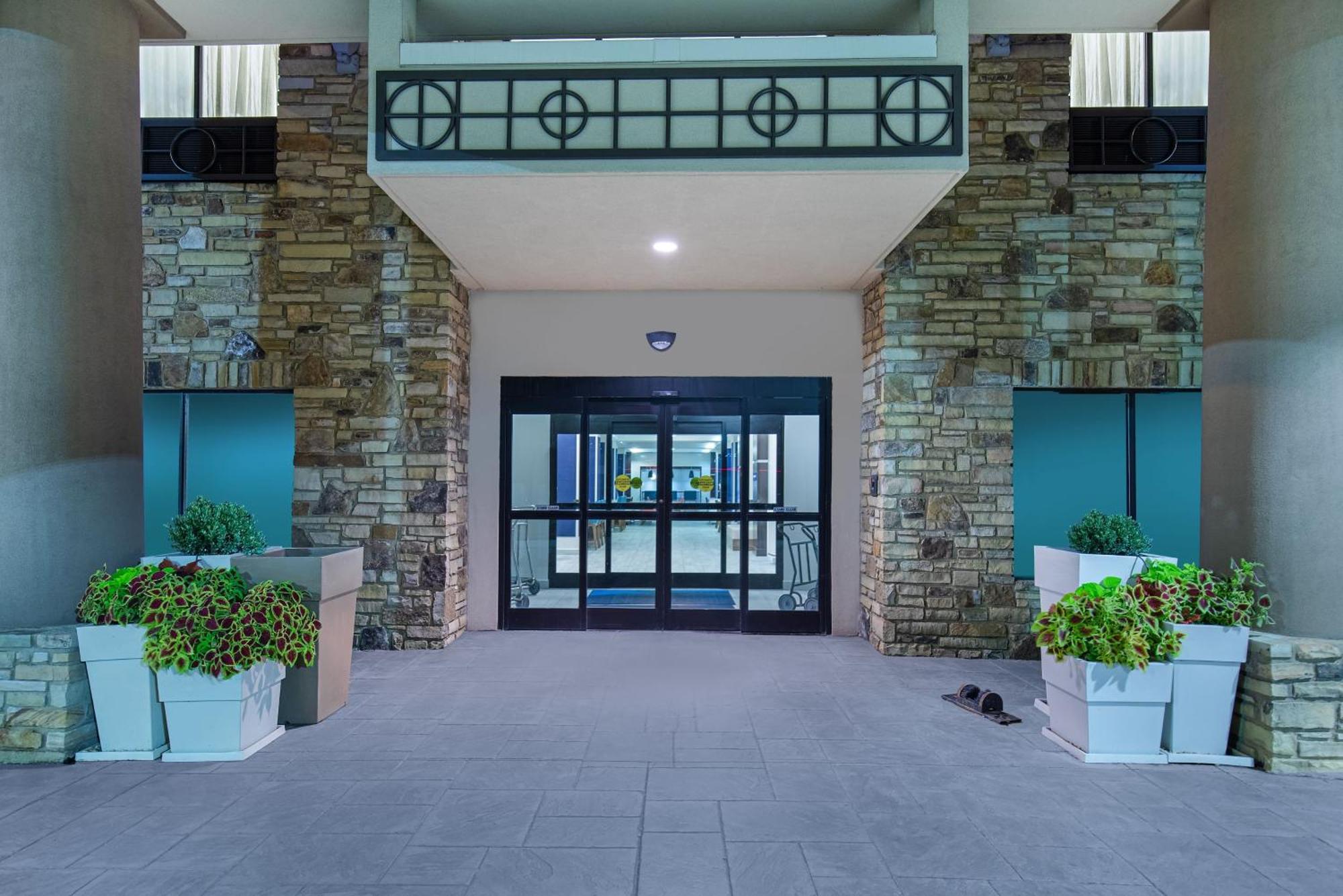 Holiday Inn Express & Suites - Cleveland Northwest By Ihg Екстериор снимка