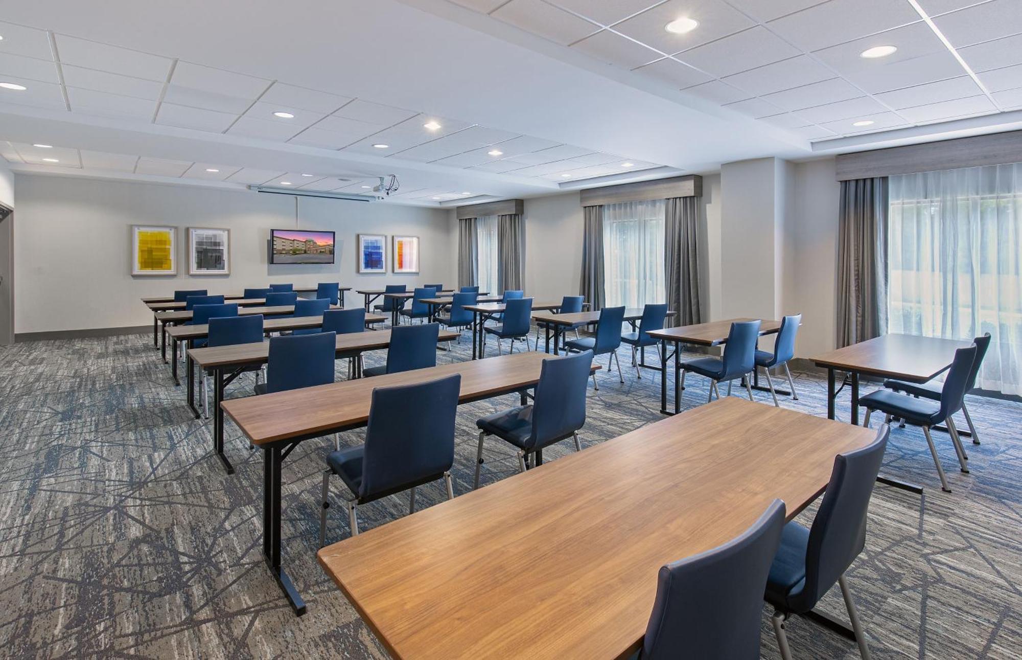 Holiday Inn Express & Suites - Cleveland Northwest By Ihg Екстериор снимка