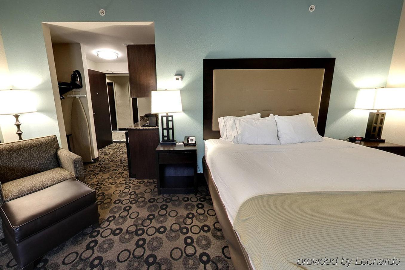 Holiday Inn Express & Suites - Cleveland Northwest By Ihg Екстериор снимка