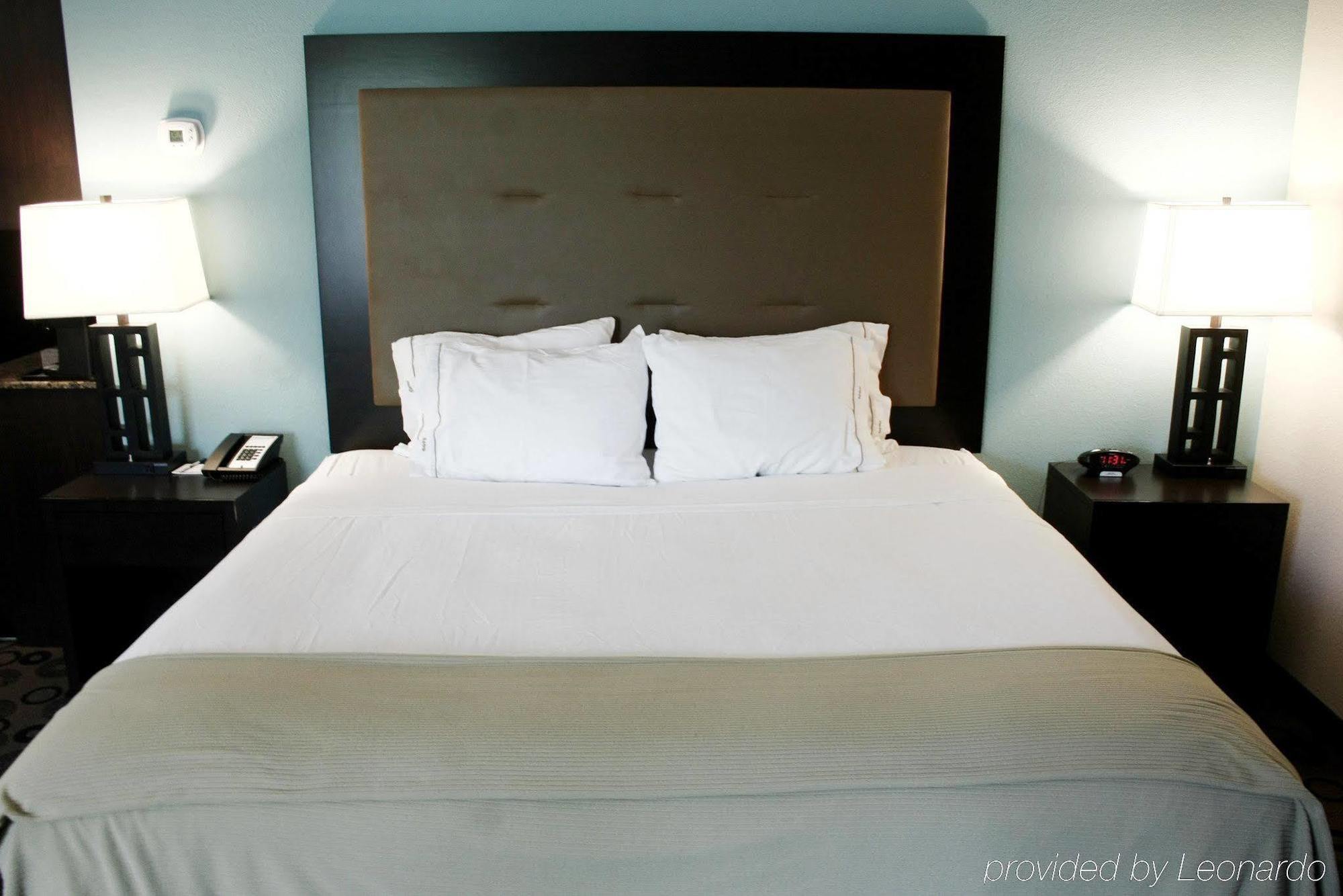 Holiday Inn Express & Suites - Cleveland Northwest By Ihg Екстериор снимка