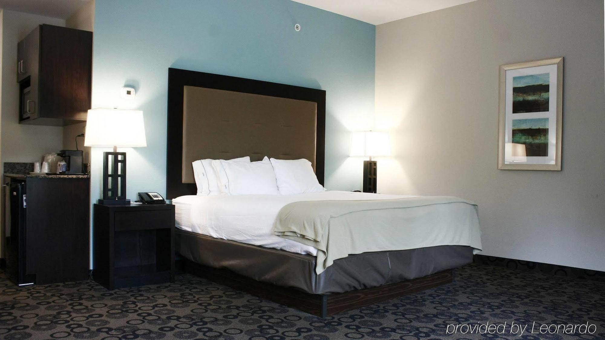 Holiday Inn Express & Suites - Cleveland Northwest By Ihg Екстериор снимка