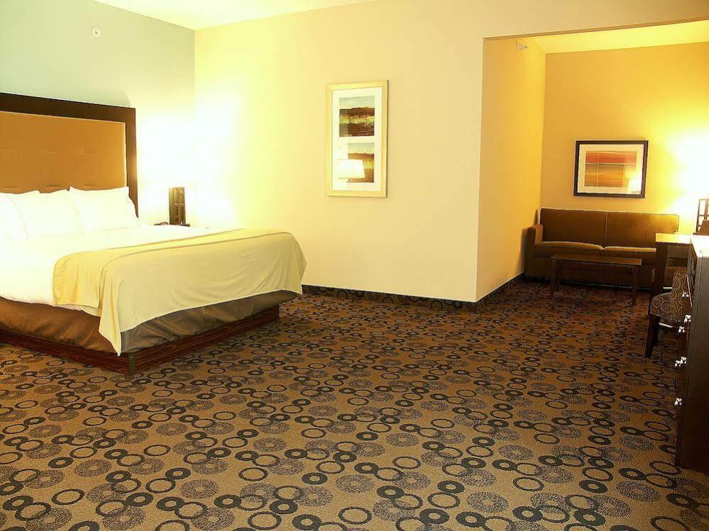 Holiday Inn Express & Suites - Cleveland Northwest By Ihg Екстериор снимка