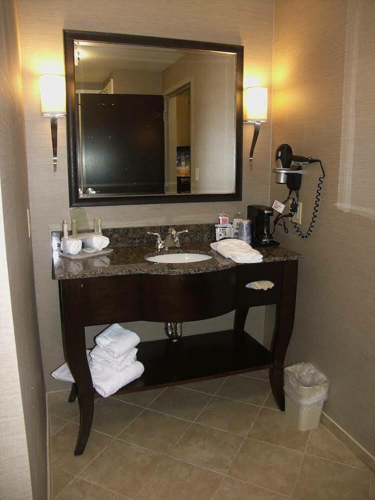 Holiday Inn Express & Suites - Cleveland Northwest By Ihg Екстериор снимка