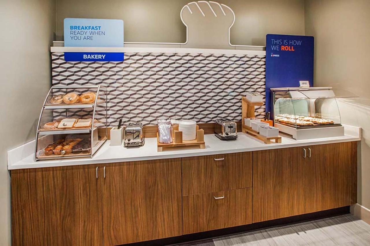 Holiday Inn Express & Suites - Cleveland Northwest By Ihg Екстериор снимка